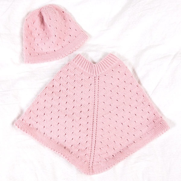 Strikk-Poncho-med-lue-i-hullm-1-2-1-1-1-1-1-1-1.jpeg Strikk Poncho med lue i hullmønster - garnpakke i Bluum Soft Merino Ull