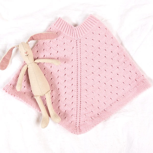 Strikk Poncho med lue i hullmønster - garnpakke i Bluum Soft Merino Ull