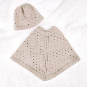 Strikk Poncho med lue i hullmønster - garnpakke i Bluum Soft Merino Ull