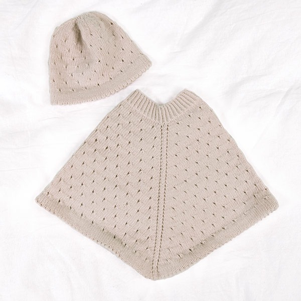 Strikk Poncho med lue i hullmønster - garnpakke i Bluum Soft Merino Ull
