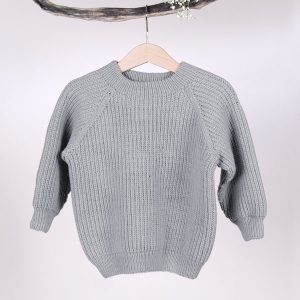 Strikkegenser Noah Lys grå melert - garnpakke i Bluum Soft Merino Ull