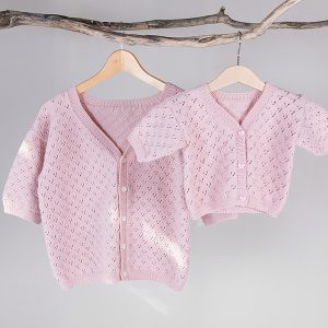 Strikkejakke Viola til barn - garnpakke i Bluum Soft Merino Ull