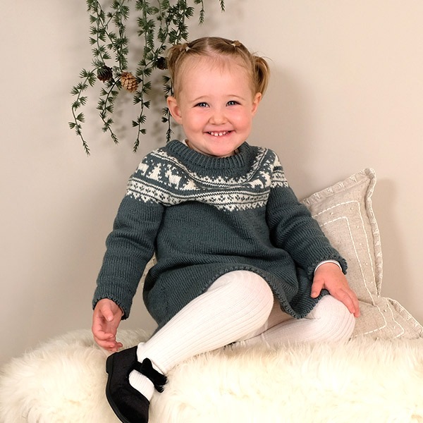 Strikkekjole-Vinternatt-mniss-4-1.jpeg Strikkekjole Vinternatt m/nisselue - garnpakke i Bluum Pure Eco Baby Wool