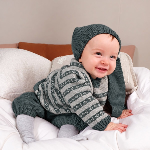 Strikkesett-Julekyss-genser-m-6-1.jpeg Strikkesett Julekyss genser m/nikkers og nisselue - garnpakke i Bluum Pure Eco Baby Wool
