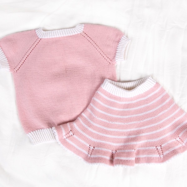 Strikkesett T-skjorte og skjørt med striper - garnpakke i Bluum Soft Merino Ull