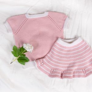 Strikkesett T-skjorte og skjørt med striper - garnpakke i Bluum Soft Merino Ull