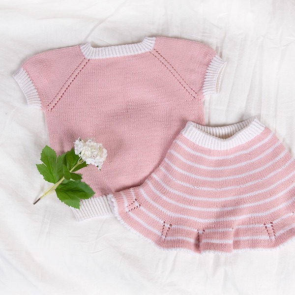 Strikkesett T-skjorte og skjørt med striper - garnpakke i Bluum Soft Merino Ull