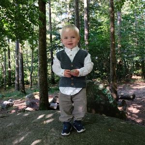 Strikkevest Elias - garnpakke i Bluum Soft Merino Ull