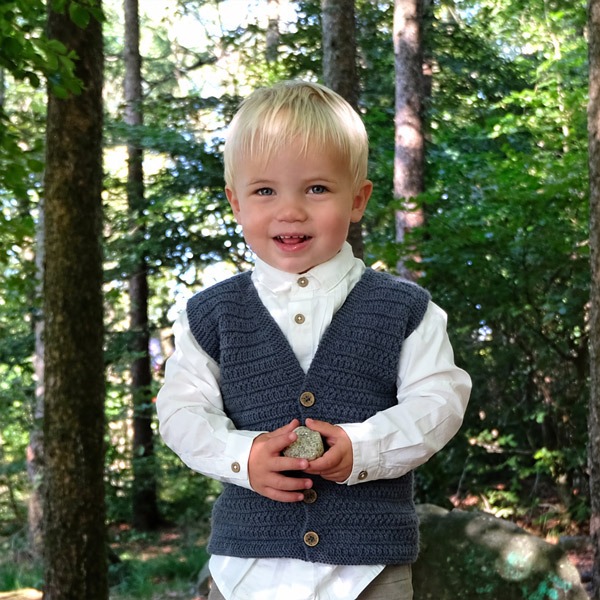 Strikkevest Elias - garnpakke i Bluum Soft Merino Ull